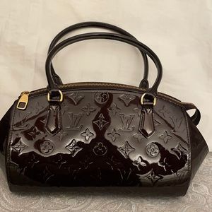Authentic Louis Vuitton Amarante Monogram Vernis Sherwood GM top handle bag.